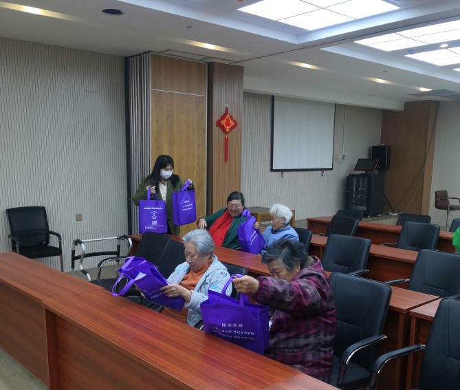 中心爱心团队深入益康养老院走访慰问  并开展法律咨询服务