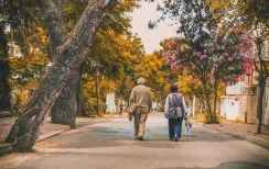 老夫妻立遗嘱把房子留给小儿子，没想到法院判无效