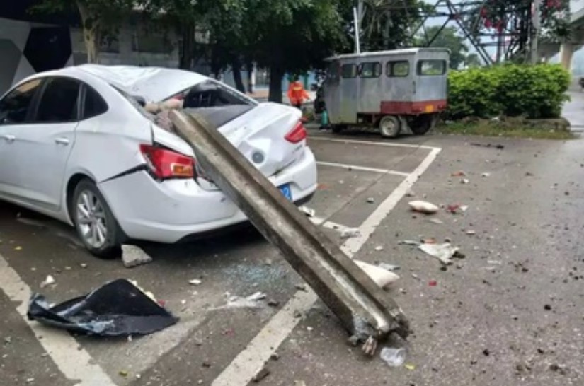 天降护栏砸中车辆，业主向物业公司索赔12万余元，法院怎么判？