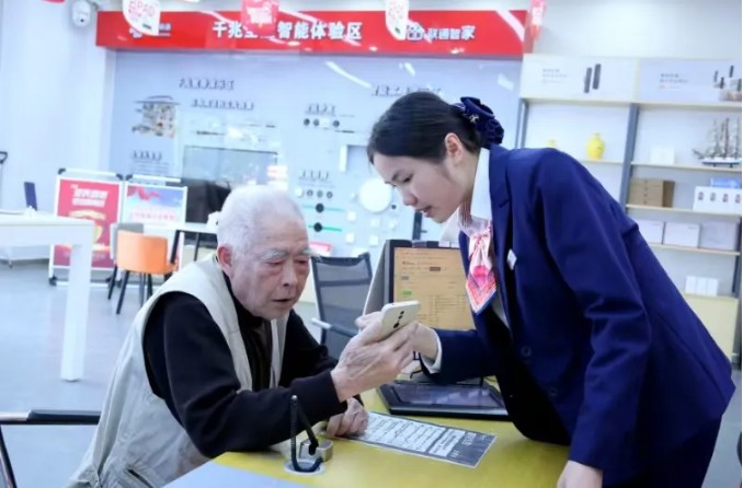 暖心服务 实事为民丨让养老变享老，数字适老开启“银发友好”新时代