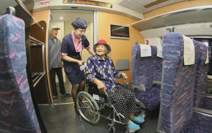 60岁以上老人乘坐火车和高铁，可以享受这些福利！