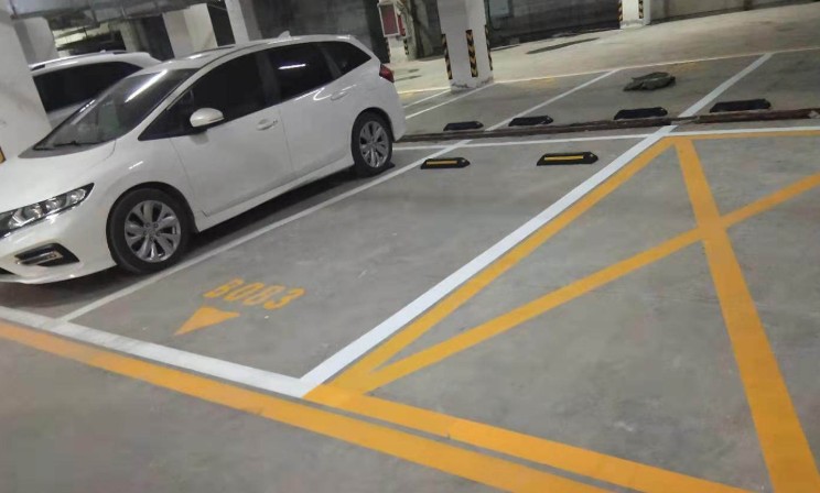 女业主发现自家车位变窄是领居重划线导致案
